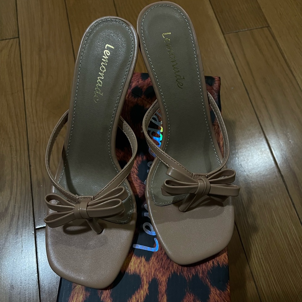 Skatie Women's Tan Bow Heels